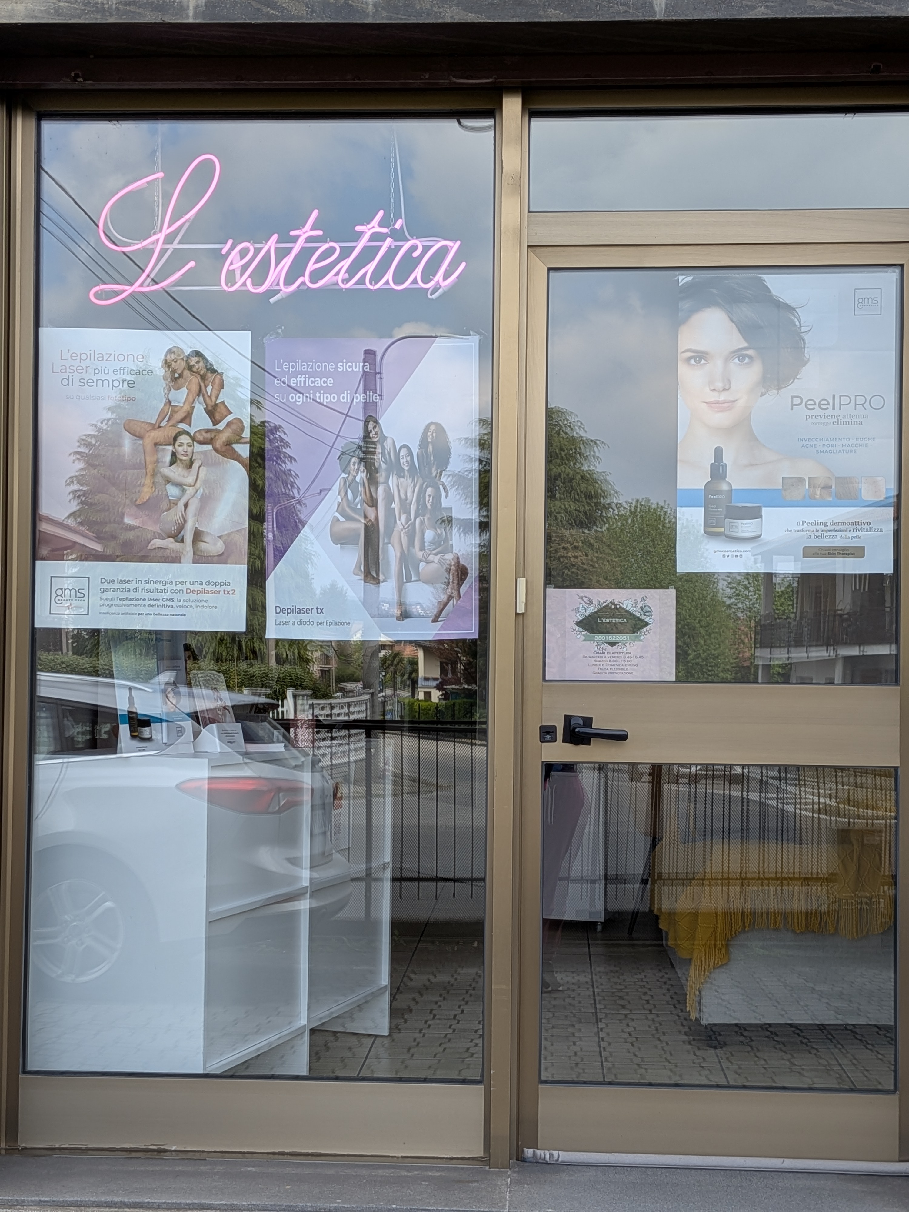 Insegna al neon L'Estetica vista dall'esterno